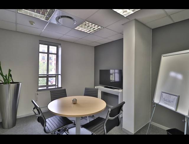 23M² SERVICED OFFICE TO LET IN FOURWAYS